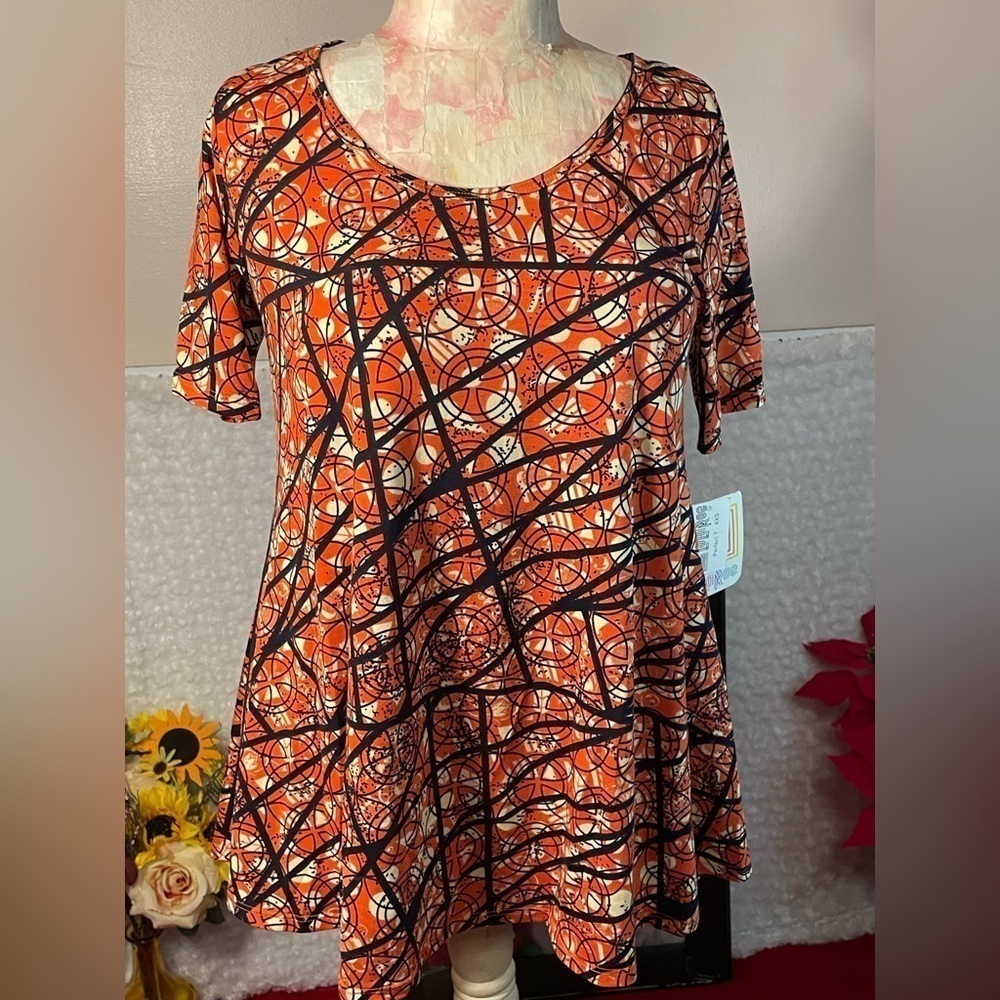 3 Tops $25 NWT Lularoe Perfect T Mis Sized. It’s a M Coral Navy Geometric Tee!